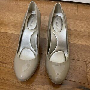 Bandolino Beige Patent Leather Platform Heels • Size‎ 9.5 • Workwear or Academia